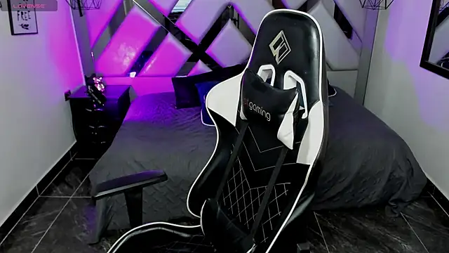 Nahomi-Hill online show from January 30, 2025, 1:11 am