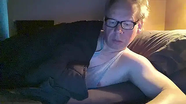 kinkyslet8 online show from April 12, 2026, 6:18 am