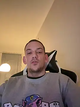 younglongdong030 online show from March 21, 2026, 10:24 pm