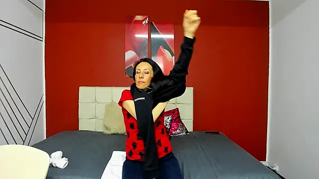 Abrillee1 online show from February 7, 2025, 7:17 pm