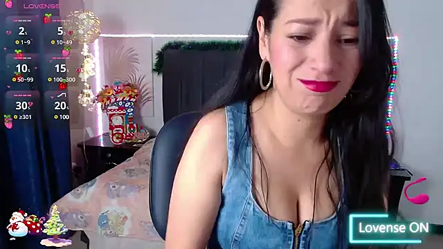 Julietacollins06 online show from December 18, 2024, 2:49 pm