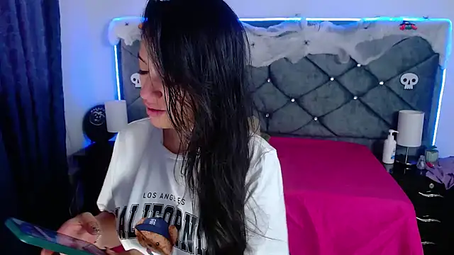 Julietacollins06 online show from October 24, 2025, 12:23 pm