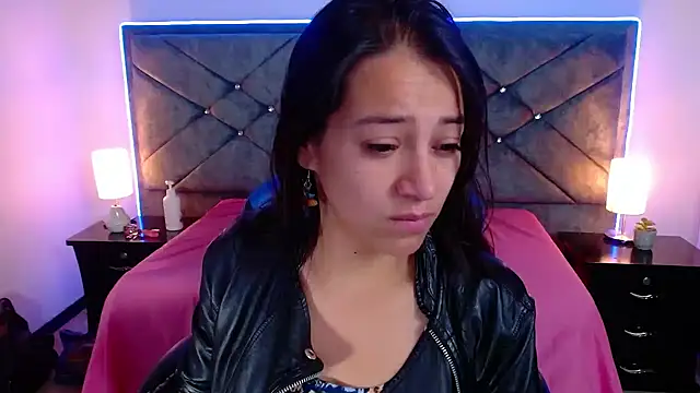 Julietacollins06 online show from November 18, 2025, 1:04 pm