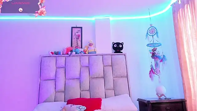 brianaGuzman online show from October 12, 2025, 5:12 pm