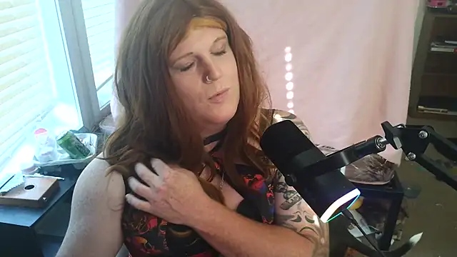 EmberLee online show from October 5, 2025, 8:51 pm