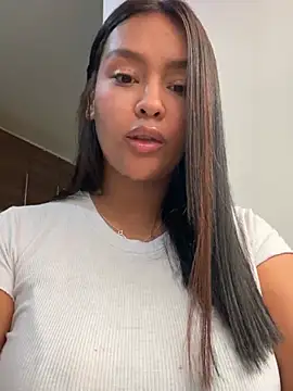 Snapshot of _NINA chatting on February 7, 2026, 10:35 pm NINA online show from February 7, 2026, 10:35 pm