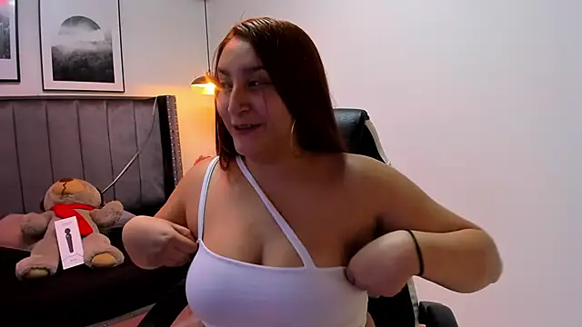 Snapshot of Alaia_Cute chatting on January 20, 2025, 3:15 am Alaia Cute online show from January 20, 2025, 3:15 am