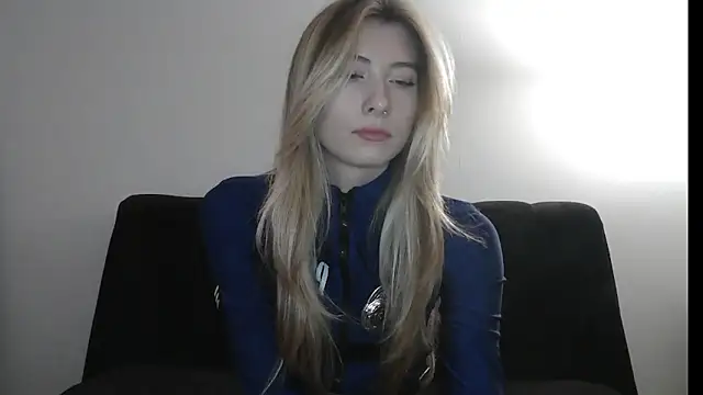 ErikaShyy online show from October 31, 2025, 1:01 pm