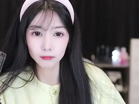 Nuyoah-77 online show from December 15, 2025, 1:26 pm