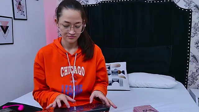 SaaraBrown online show from October 17, 2025, 12:19 pm