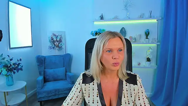 AgathaKlouin online show from October 11, 2025, 7:12 pm