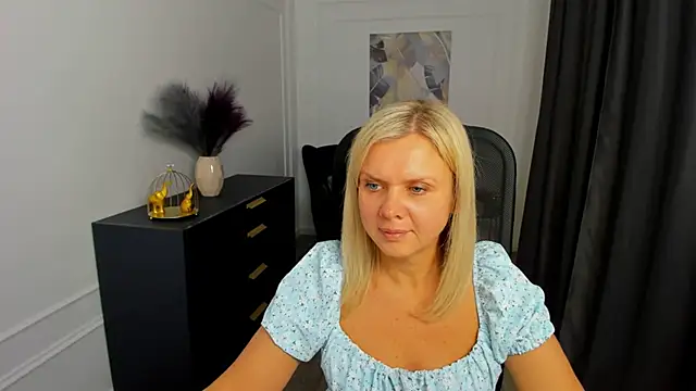 AgathaKlouin online show from February 26, 2026, 7:46 pm