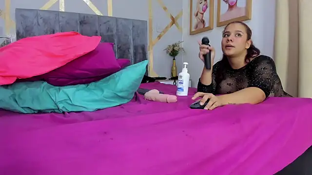 Caroliine Torres online show from February 8, 2025, 5:29 pm