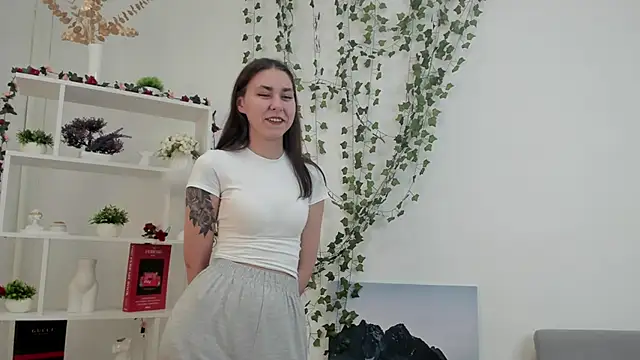 Snapshot of MaidaDwinell chatting on May 15, 2026, 4:41 am MaidaDwinell online show from May 15, 2026, 4:41 am