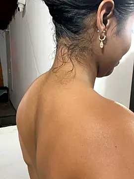 zoe roux21 online show from November 1, 2025, 2:57 am