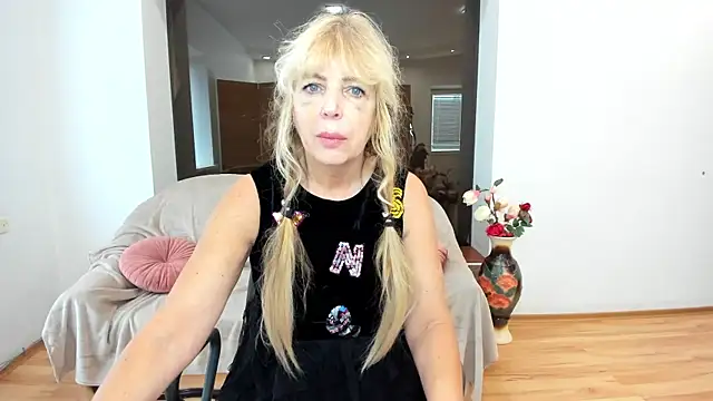 Snapshot of Anna_Diax chatting on October 18, 2025, 11:44 am Anna Diax online show from October 18, 2025, 11:44 am