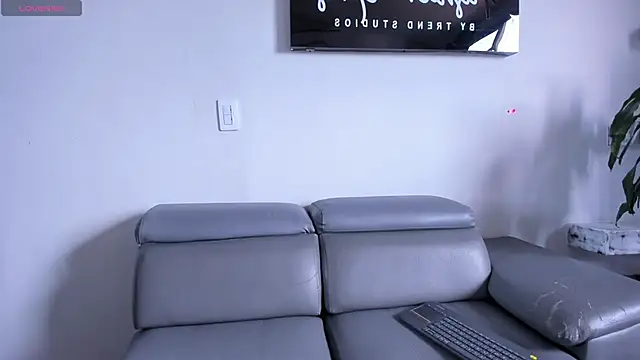 RoxyRoss  online show from March 22, 2025, 2:14 pm