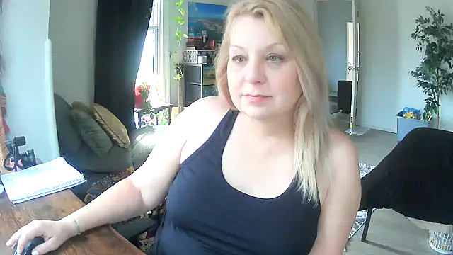 Snapshot of RubyGissing chatting on October 18, 2025, 7:14 pm RubyGissing online show from October 18, 2025, 7:14 pm