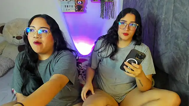 Snapshot of maddie-and-chelsea- chatting on November 9, 2025, 10:46 am maddie-and-chelsea- online show from November 9, 2025, 10:46 am