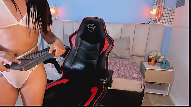 Snapshot of lyzzi_smith01 chatting on January 20, 2025, 10:48 pm lyzzi smith01 online show from January 20, 2025, 10:48 pm