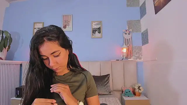 Snapshot of lyzzi_smith01 chatting on January 28, 2025, 2:21 am lyzzi smith01 online show from January 28, 2025, 2:21 am