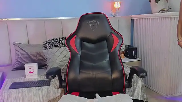 Snapshot of lyzzi_smith01 chatting on January 30, 2025, 8:10 pm lyzzi smith01 online show from January 30, 2025, 8:10 pm