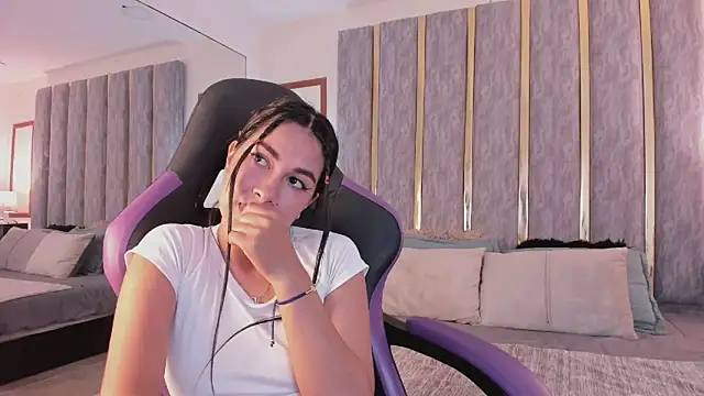 Snapshot of lyzzi_smith01 chatting on February 25, 2025, 2:03 am lyzzi smith01 online show from February 25, 2025, 2:03 am