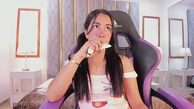 Snapshot of lyzzi_smith01 chatting on March 12, 2025, 10:39 pm lyzzi smith01 online show from March 12, 2025, 10:39 pm