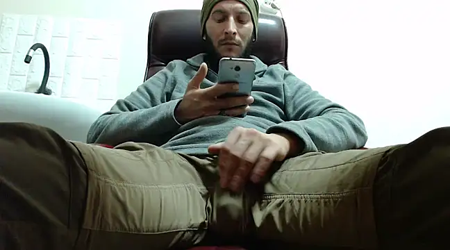 hardbigcock16 online show from December 14, 2024, 1:27 pm