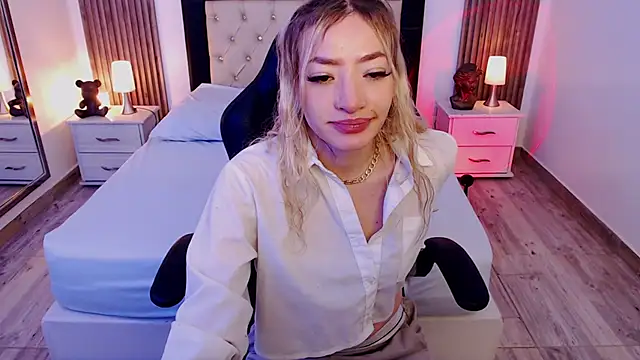 Snapshot of zoe_jones13 chatting on October 8, 2025, 3:15 am zoe jones13 online show from October 8, 2025, 3:15 am