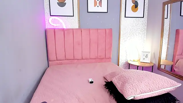 LARISSAEVANS online show from January 25, 2025, 2:58 pm