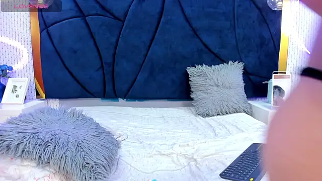 LARISSAEVANS online show from March 3, 2025, 6:12 pm