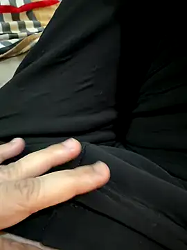 Snapshot of heena13 chatting on November 19, 2025, 8:58 am heena13 online show from November 19, 2025, 8:58 am