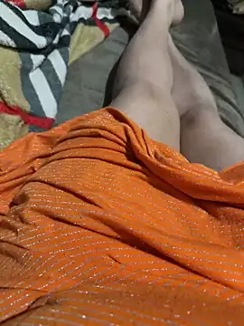 Snapshot of heena13 chatting on December 4, 2025, 3:43 pm heena13 online show from December 4, 2025, 3:43 pm