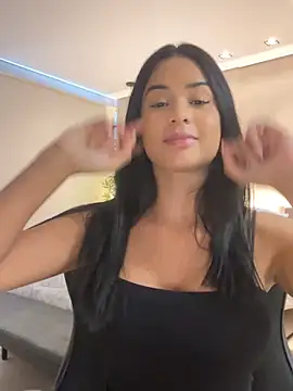 Laisabrazil online show from November 17, 2025, 5:52 pm