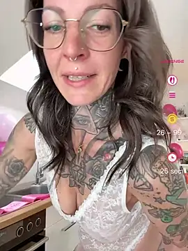 BrownieyQueen online show from April 26, 2026, 6:44 am