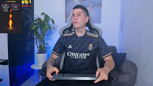 Yeiko Romero  online show from November 4, 2025, 5:45 pm