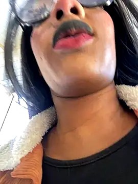 TIFFANYYSTAR online show from December 3, 2025, 12:36 pm