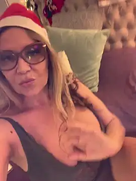 lolavalecuatro online show from December 16, 2024, 10:45 pm