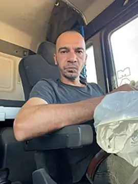 donnuozfutura online show from November 11, 2025, 1:22 pm