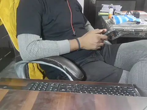 Snapshot of Average_Indian chatting on November 17, 2025, 1:39 pm Average Indian online show from November 17, 2025, 1:39 pm