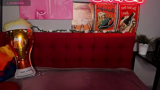 Diana Garrett online show from September 25, 2025, 1:42 am