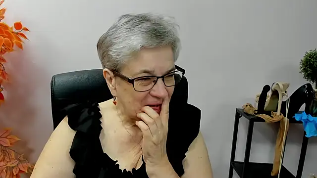 Snapshot of IrisDream chatting on October 9, 2025, 6:22 am IrisDream online show from October 9, 2025, 6:22 am