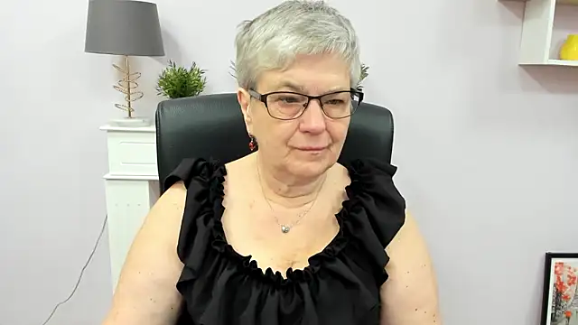 Snapshot of IrisDream chatting on May 11, 2026, 5:57 am IrisDream online show from May 11, 2026, 5:57 am