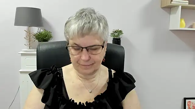 Snapshot of IrisDream chatting on May 18, 2026, 6:08 am IrisDream online show from May 18, 2026, 6:08 am