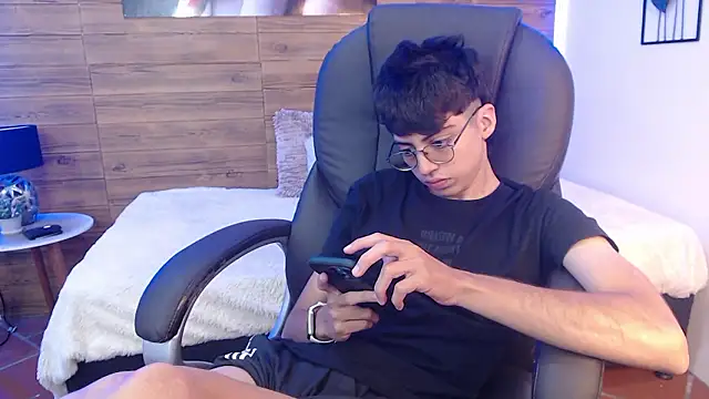 jhoellx online show from December 5, 2024, 3:28 pm