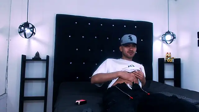 Liam crox online show from December 15, 2024, 3:31 pm