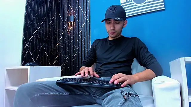 Liam crox online show from February 7, 2025, 8:20 pm