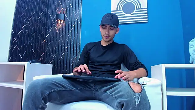 Liam crox online show from February 7, 2025, 11:34 pm