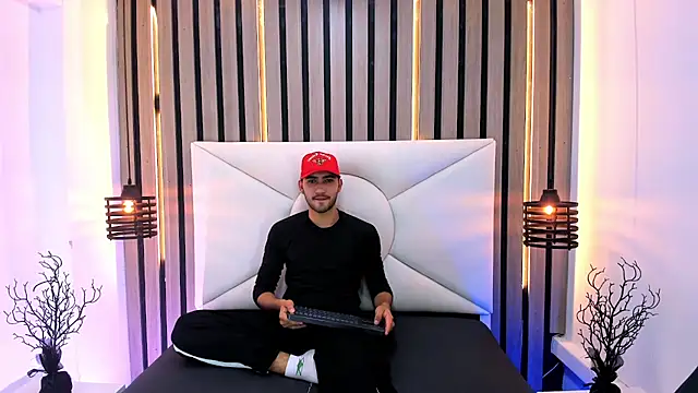 Liam crox online show from February 13, 2025, 9:06 pm